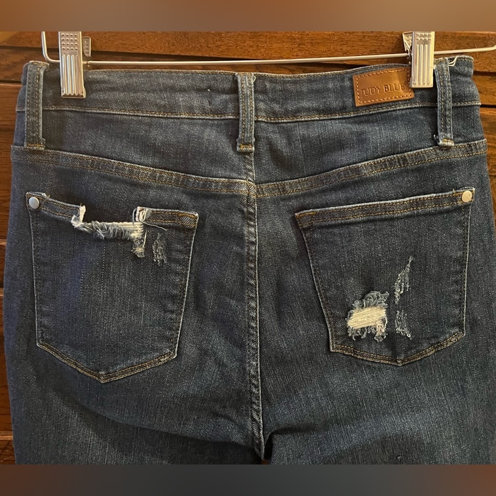 JUDY BLUE Mid Rise Cuffed Skinny Distressed 7/28 Dark Wash - Picture 4 of 9